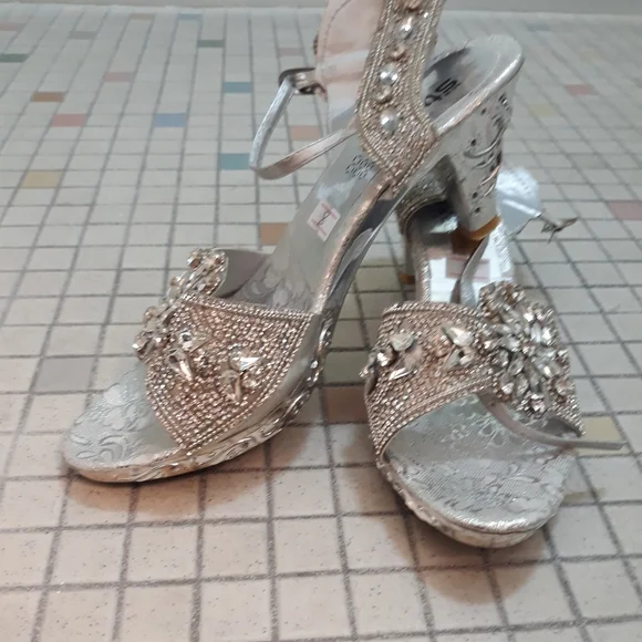 Fancy sandals - Picture 3 of 5